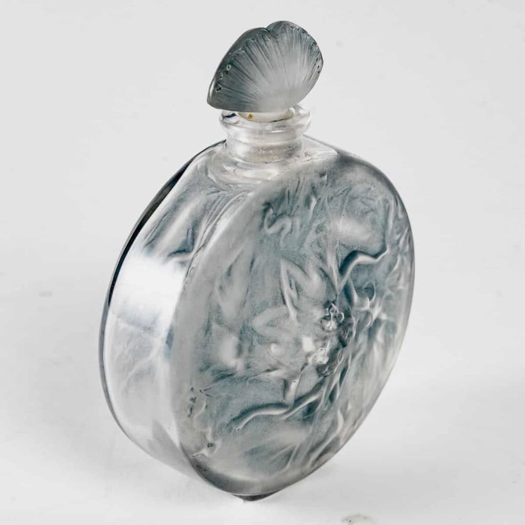 Flacon « Rosace Figurines » verre blanc patiné bleu de René LALIQUE | Biron Flacon "Rosace Figurines" verre blanc patiné bleu de René LALIQUE