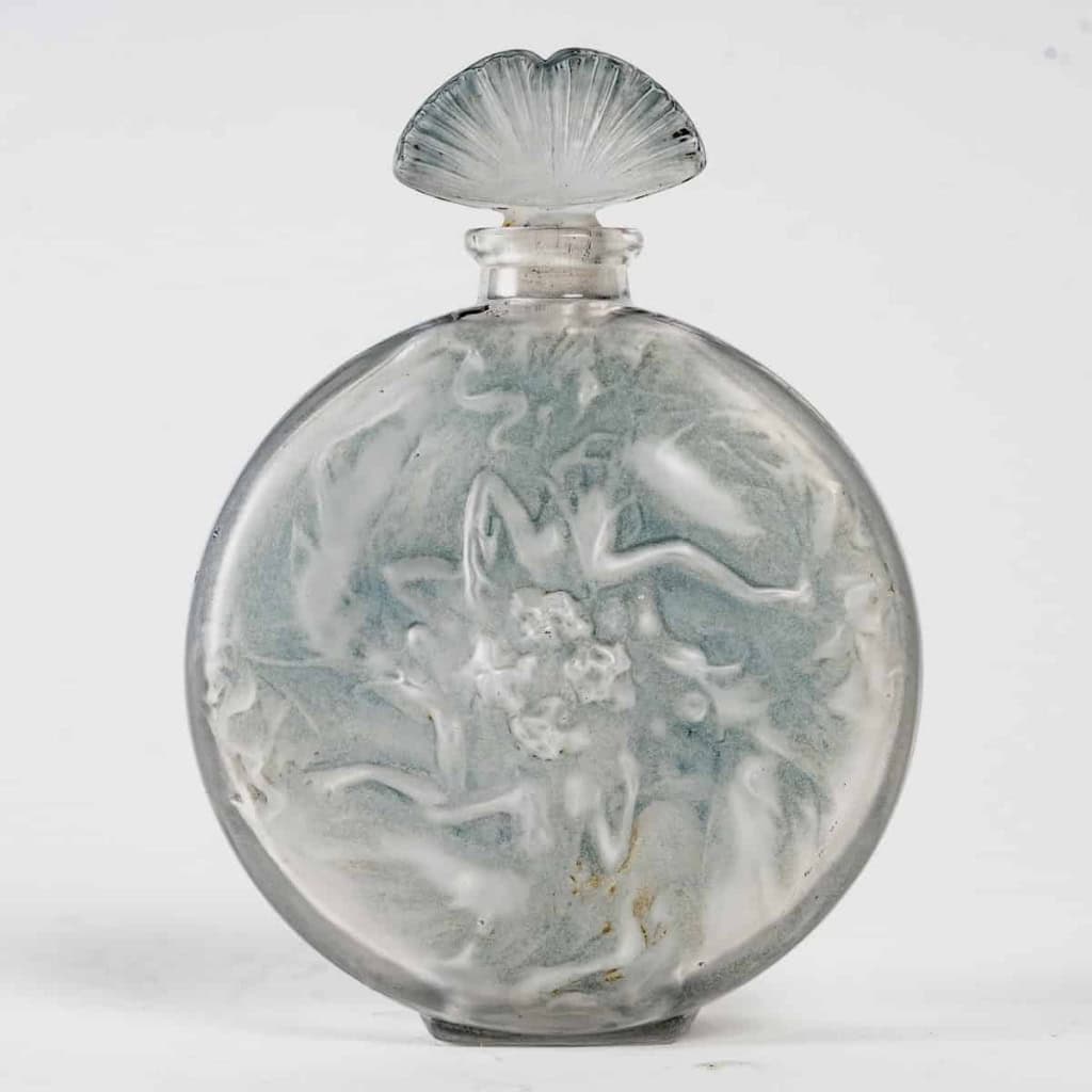 Flacon « Rosace Figurines » verre blanc patiné bleu de René LALIQUE | Biron Flacon "Rosace Figurines" verre blanc patiné bleu de René LALIQUE