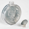 Flacon « Rosace Figurines » verre blanc patiné bleu de René LALIQUE | Biron Flacon "Rosace Figurines" verre blanc patiné bleu de René LALIQUE