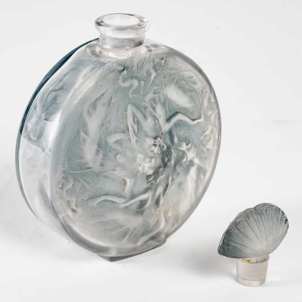 Flacon « Rosace Figurines » verre blanc patiné bleu de René LALIQUE | Biron Flacon "Rosace Figurines" verre blanc patiné bleu de René LALIQUE