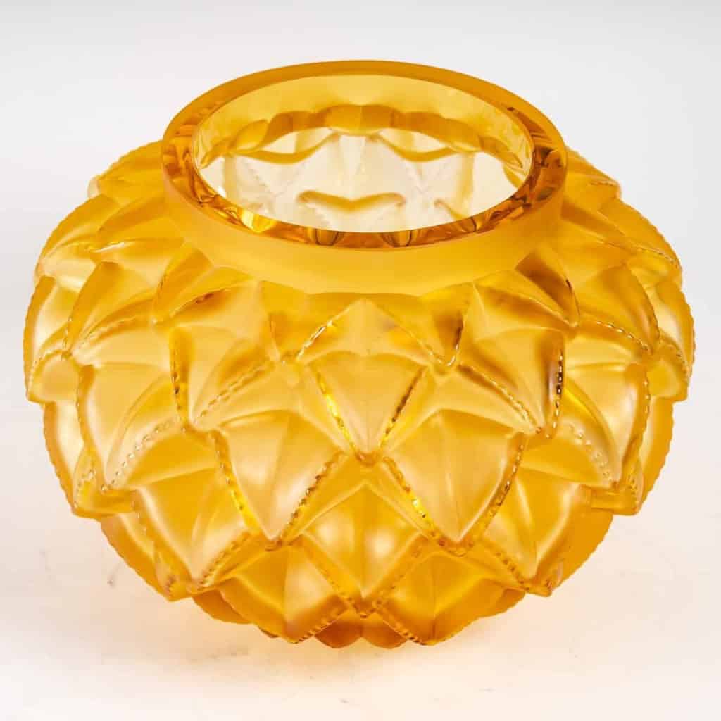 Vase « Languedoc » cristal jaune ambré de LALIQUE FRANCE | Biron Vase "Languedoc" cristal jaune ambré de LALIQUE FRANCE