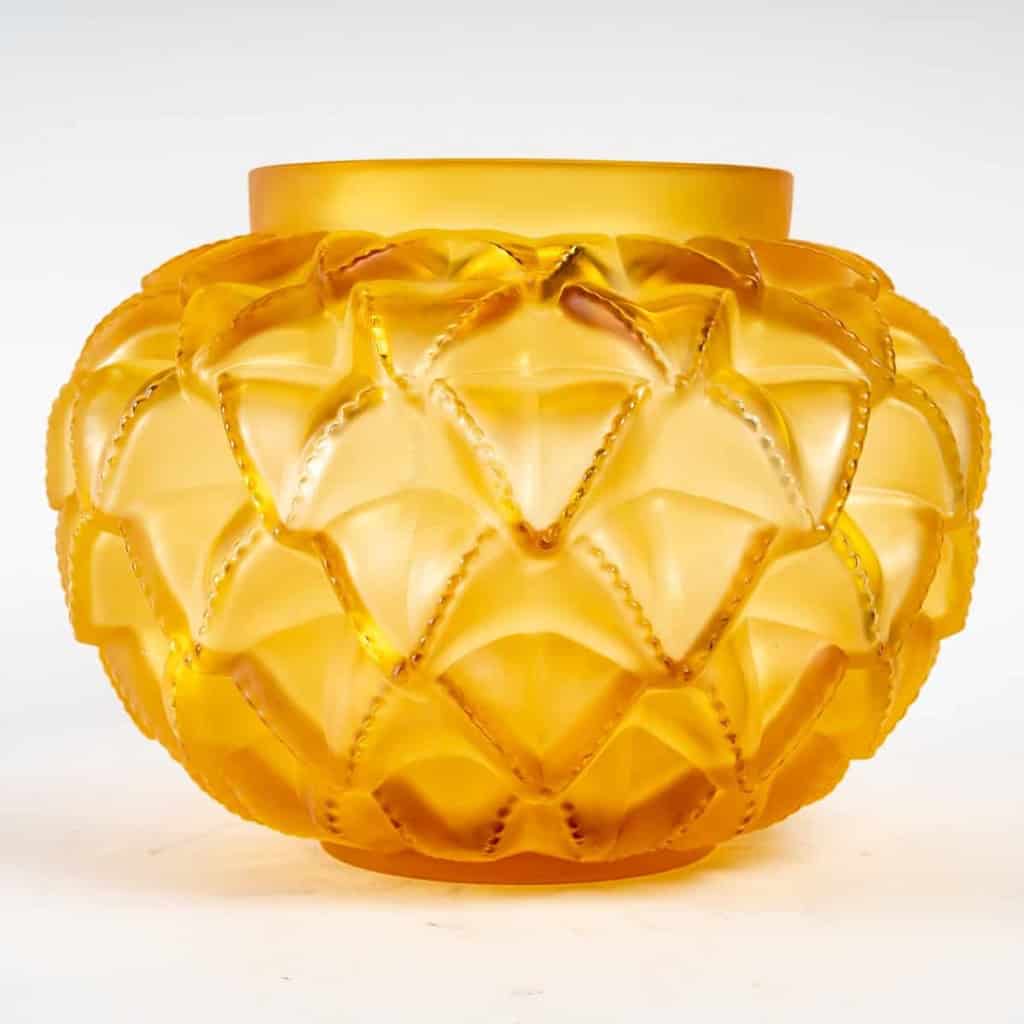 Vase « Languedoc » cristal jaune ambré de LALIQUE FRANCE | Biron Vase "Languedoc" cristal jaune ambré de LALIQUE FRANCE