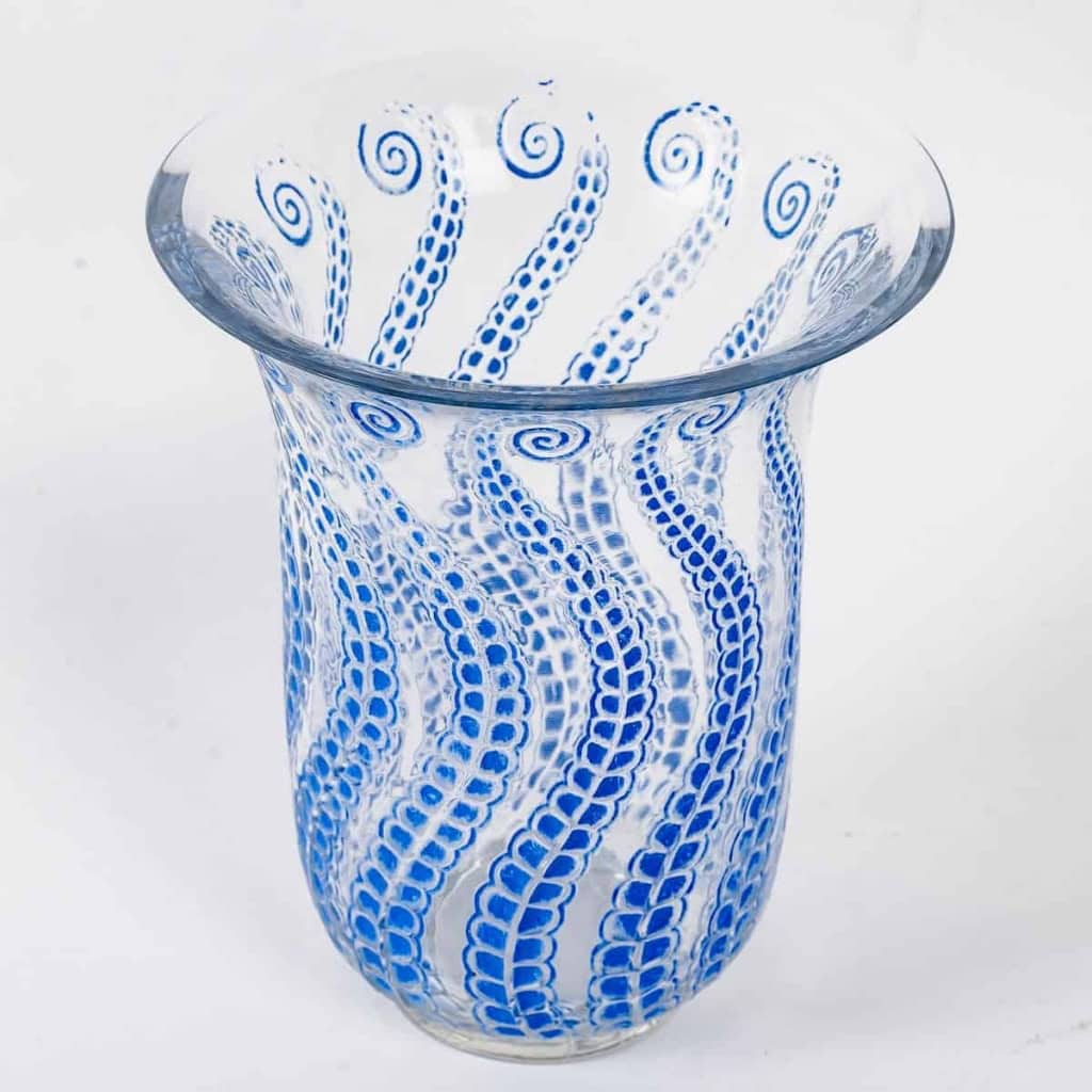 Vase « Méduse » verre blanc patiné bleu de René LALIQUE | Biron Vase "Méduse" verre blanc patiné bleu de René LALIQUE