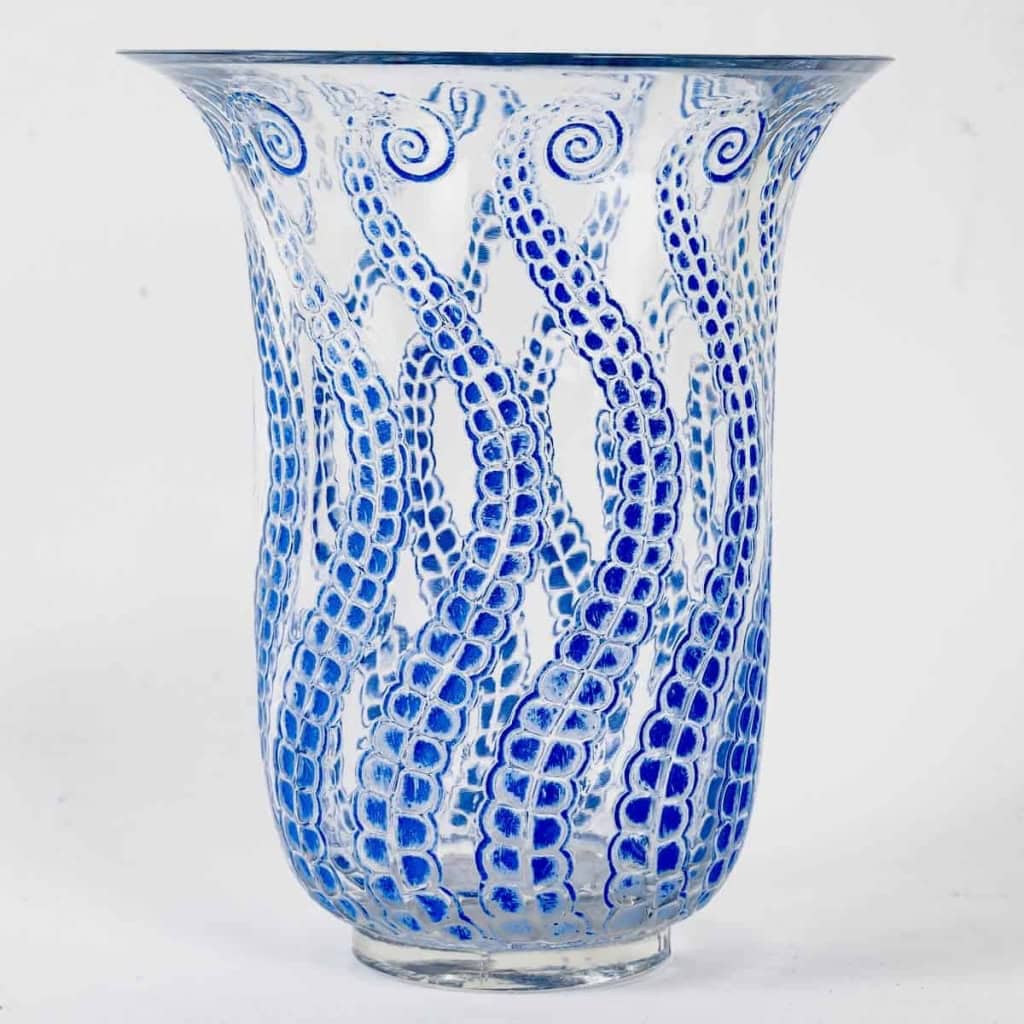 Vase « Méduse » verre blanc patiné bleu de René LALIQUE | Biron Vase "Méduse" verre blanc patiné bleu de René LALIQUE