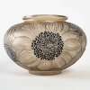 Vase « Dahlias » verre blanc patiné sépia et émaillé noir de René LALIQUE | Biron Vase "Dahlias" verre blanc patiné sépia et émaillé noir de René LALIQUE