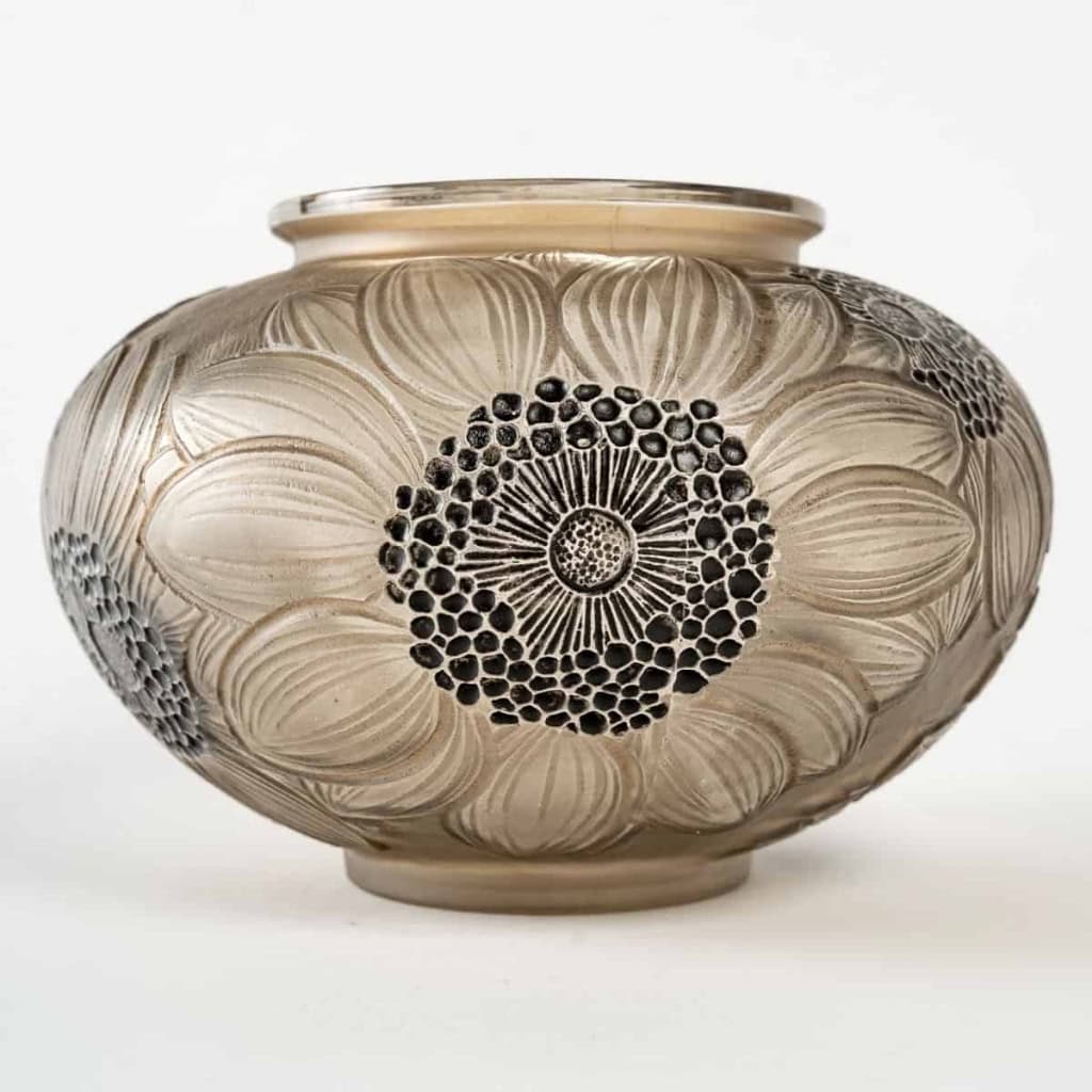 Vase « Dahlias » verre blanc patiné sépia et émaillé noir de René LALIQUE | Biron Vase "Dahlias" verre blanc patiné sépia et émaillé noir de René LALIQUE