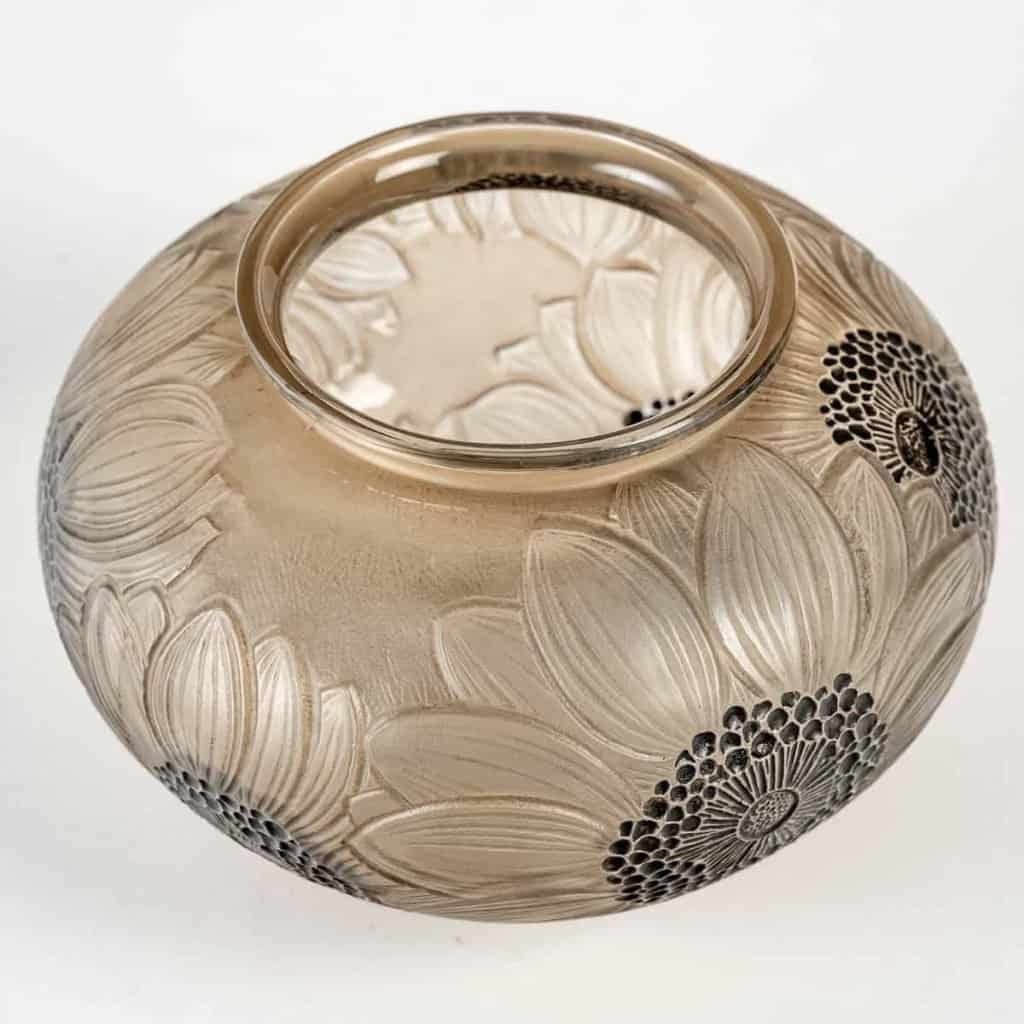 Vase « Dahlias » verre blanc patiné sépia et émaillé noir de René LALIQUE | Biron Vase "Dahlias" verre blanc patiné sépia et émaillé noir de René LALIQUE