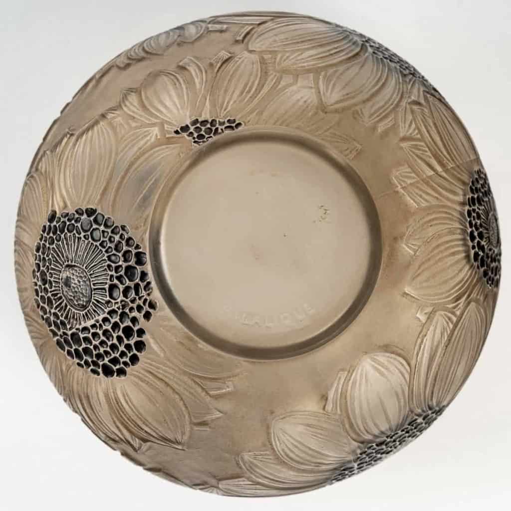 Vase « Dahlias » verre blanc patiné sépia et émaillé noir de René LALIQUE | Biron Vase "Dahlias" verre blanc patiné sépia et émaillé noir de René LALIQUE