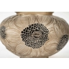 Vase « Dahlias » verre blanc patiné sépia et émaillé noir de René LALIQUE | Biron Vase "Dahlias" verre blanc patiné sépia et émaillé noir de René LALIQUE