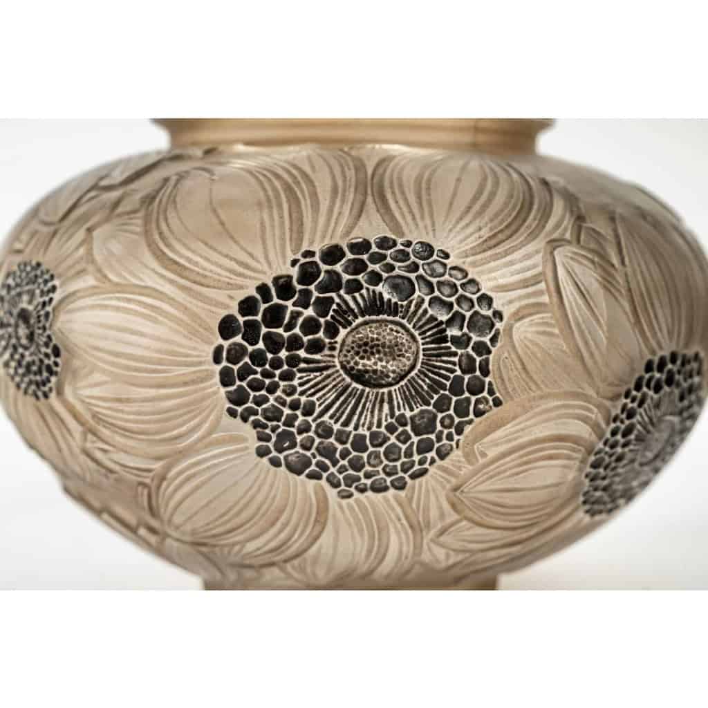 Vase « Dahlias » verre blanc patiné sépia et émaillé noir de René LALIQUE | Biron Vase "Dahlias" verre blanc patiné sépia et émaillé noir de René LALIQUE