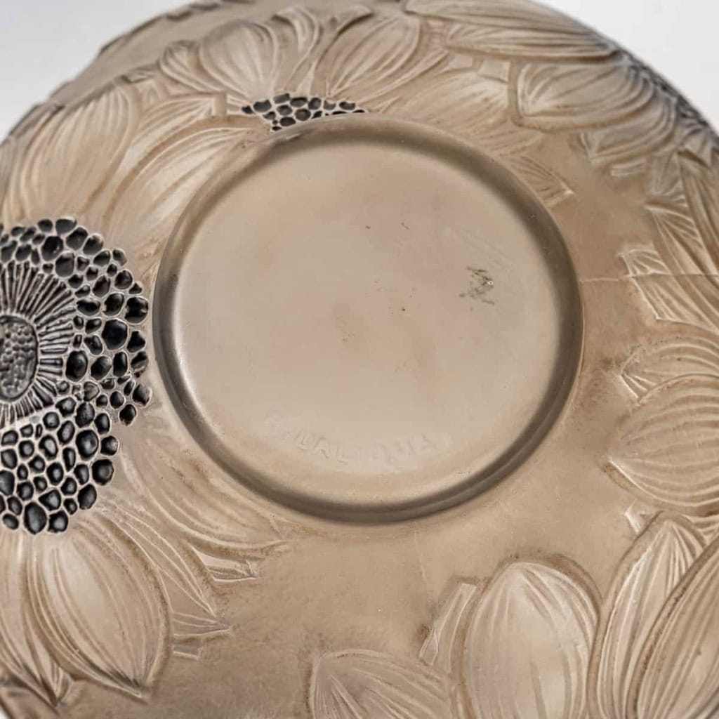 Vase « Dahlias » verre blanc patiné sépia et émaillé noir de René LALIQUE | Biron Vase "Dahlias" verre blanc patiné sépia et émaillé noir de René LALIQUE