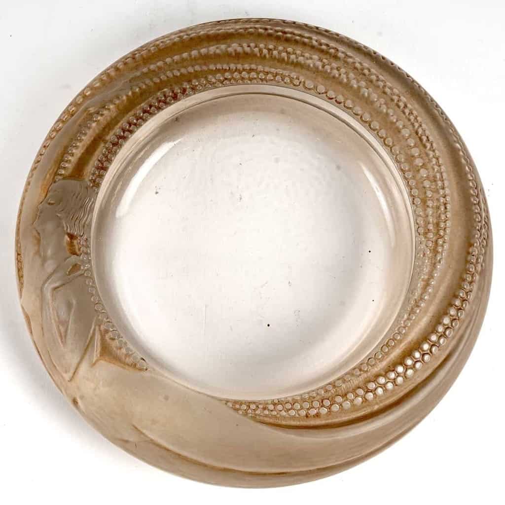 Cendrier « Anthéor » verre blanc patiné sépia de René LALIQUE | Biron Cendrier "Anthéor" verre blanc patiné sépia de René LALIQUE