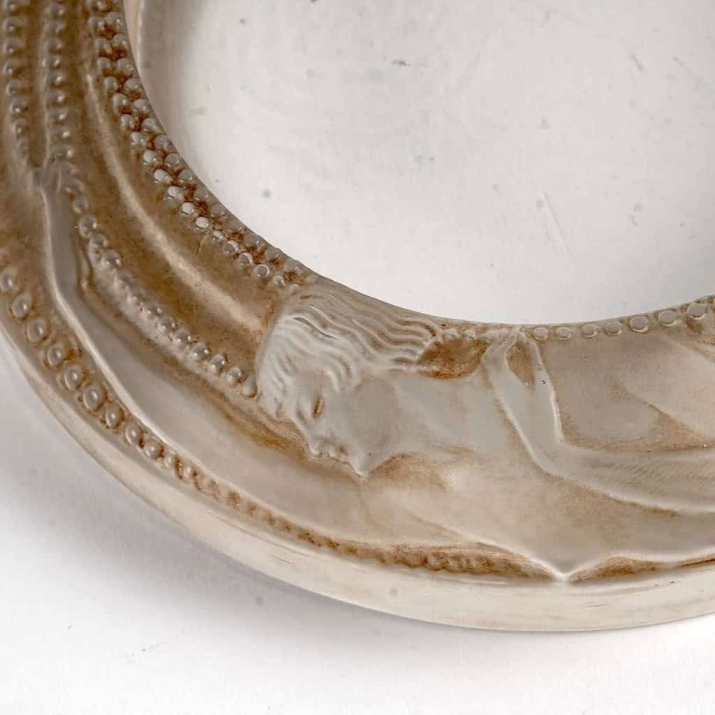 Cendrier « Anthéor » verre blanc patiné sépia de René LALIQUE | Biron Cendrier "Anthéor" verre blanc patiné sépia de René LALIQUE