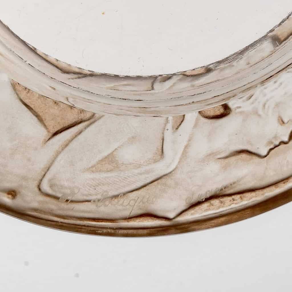 Cendrier « Anthéor » verre blanc patiné sépia de René LALIQUE | Biron Cendrier "Anthéor" verre blanc patiné sépia de René LALIQUE
