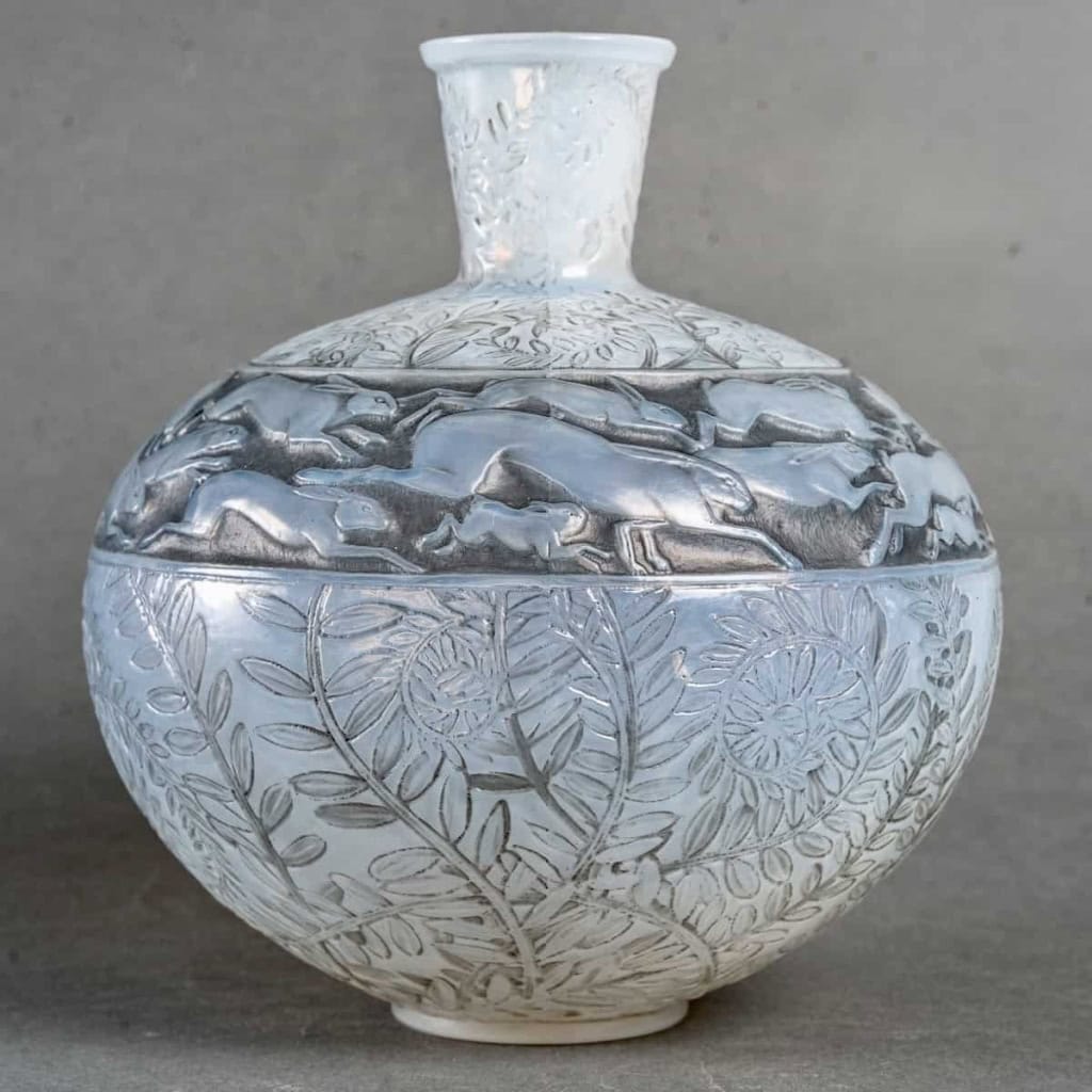 Vase « Lièvres » verre opalescent patiné gris de René LALIQUE | Biron |||||||