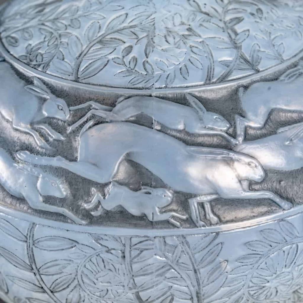 Vase « Lièvres » verre opalescent patiné gris de René LALIQUE | Biron Vase "Lièvres" verre opalescent patiné gris de René LALIQUE