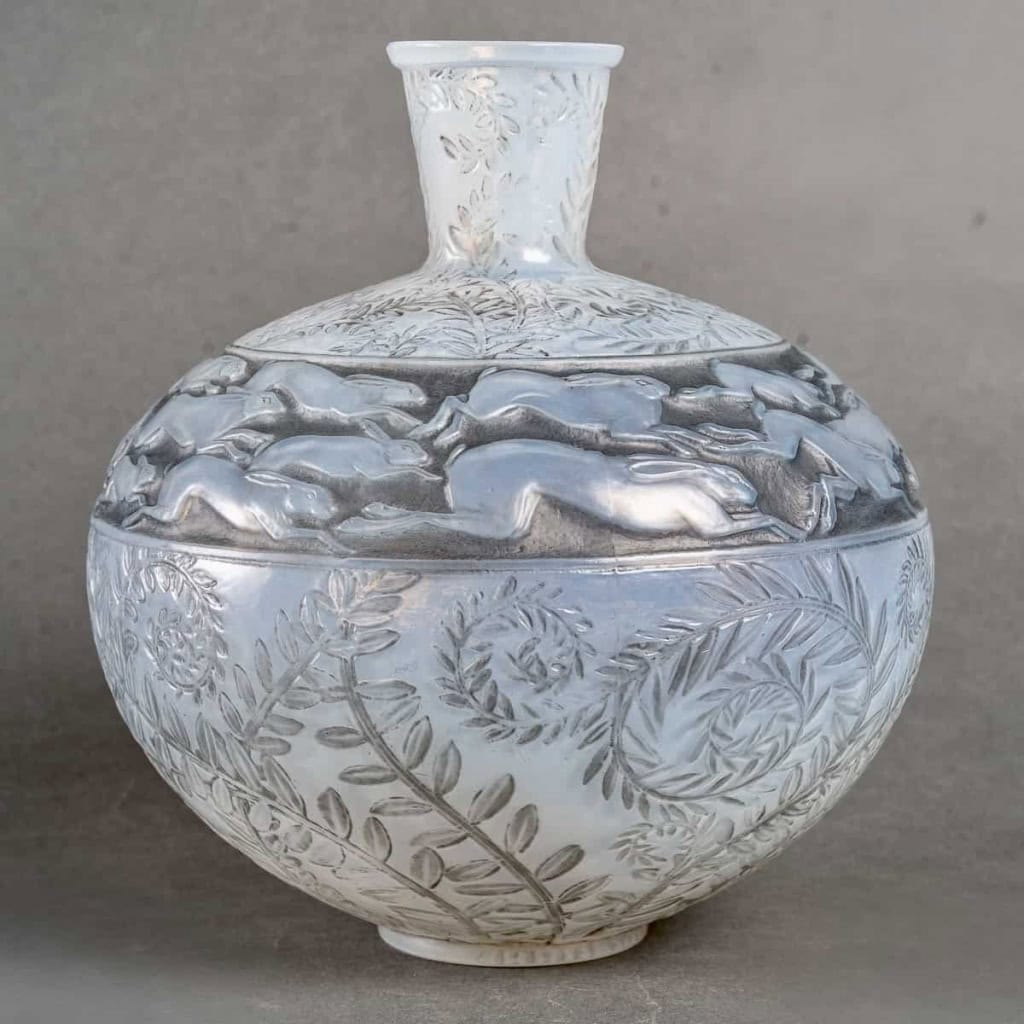 Vase « Lièvres » verre opalescent patiné gris de René LALIQUE | Biron Vase "Lièvres" verre opalescent patiné gris de René LALIQUE