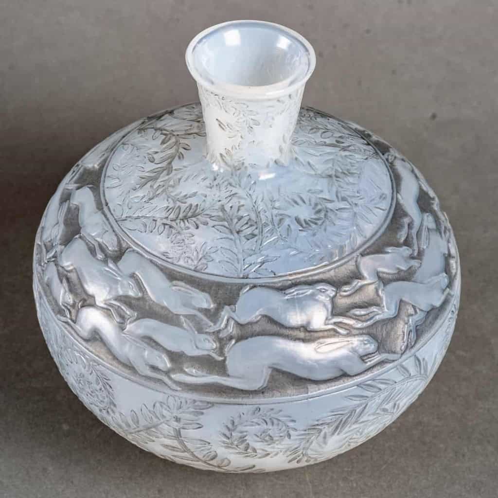 Vase « Lièvres » verre opalescent patiné gris de René LALIQUE | Biron Vase "Lièvres" verre opalescent patiné gris de René LALIQUE