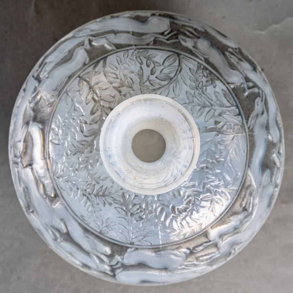 Vase « Lièvres » verre opalescent patiné gris de René LALIQUE | Biron Vase "Lièvres" verre opalescent patiné gris de René LALIQUE