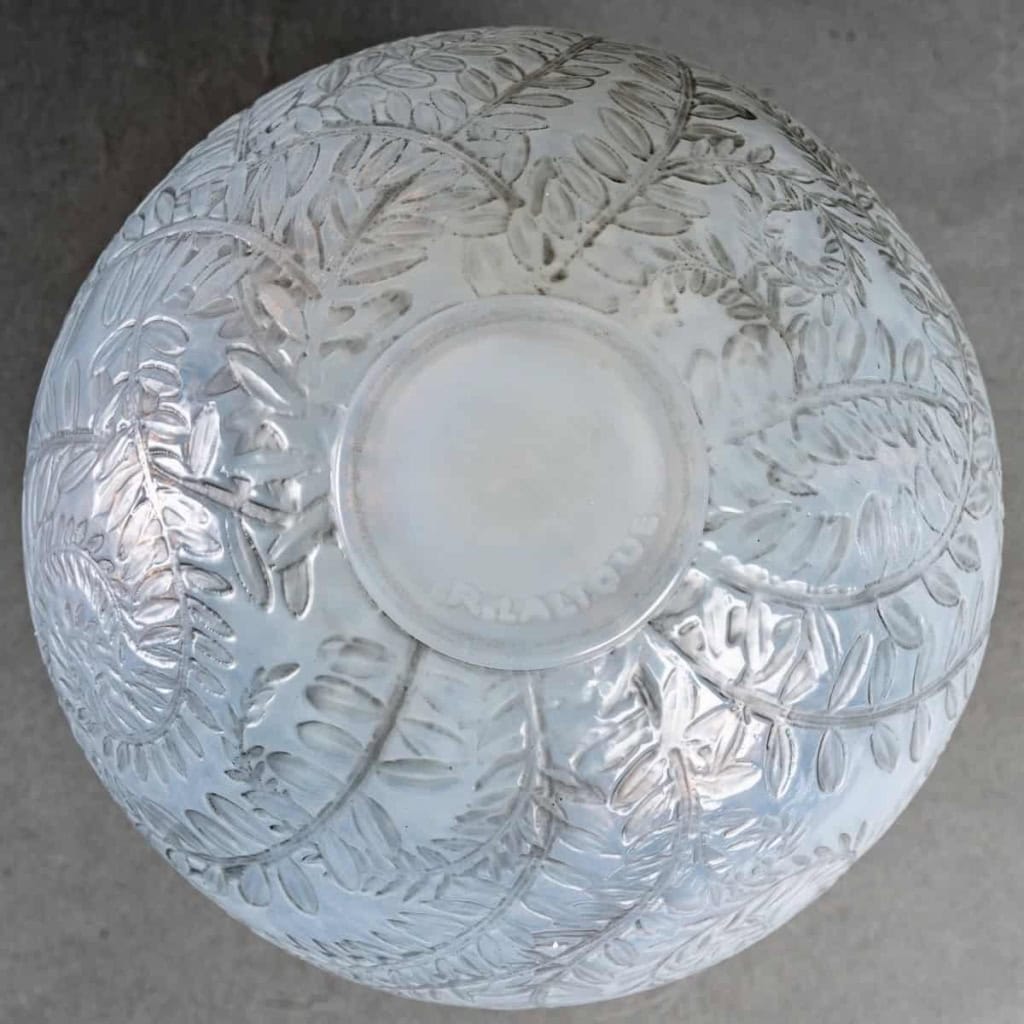 Vase « Lièvres » verre opalescent patiné gris de René LALIQUE | Biron Vase "Lièvres" verre opalescent patiné gris de René LALIQUE