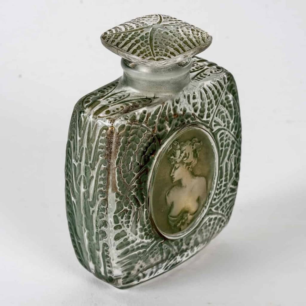 Flacon « Fougères » verre blanc patiné vert de René LALIQUE | Biron Flacon "Fougères" verre blanc patiné vert de René LALIQUE