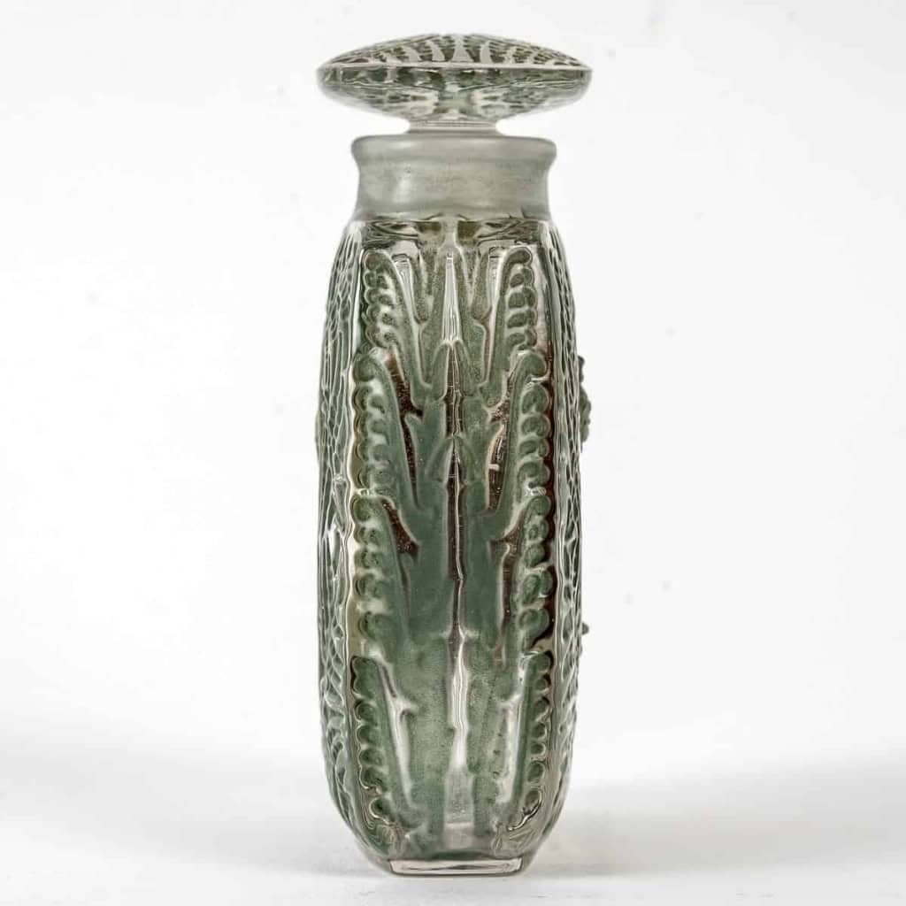 Flacon « Fougères » verre blanc patiné vert de René LALIQUE | Biron Flacon "Fougères" verre blanc patiné vert de René LALIQUE