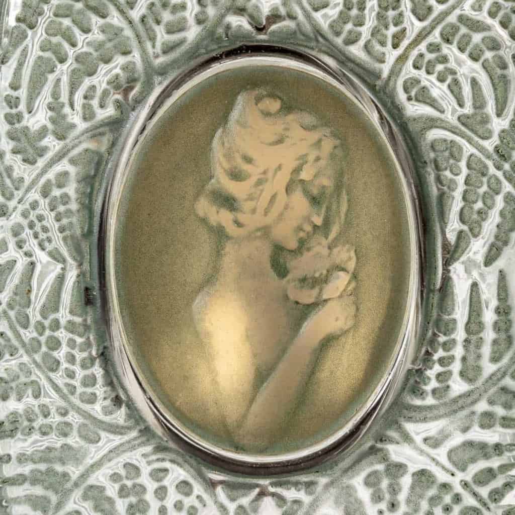 Flacon « Fougères » verre blanc patiné vert de René LALIQUE | Biron Flacon "Fougères" verre blanc patiné vert de René LALIQUE