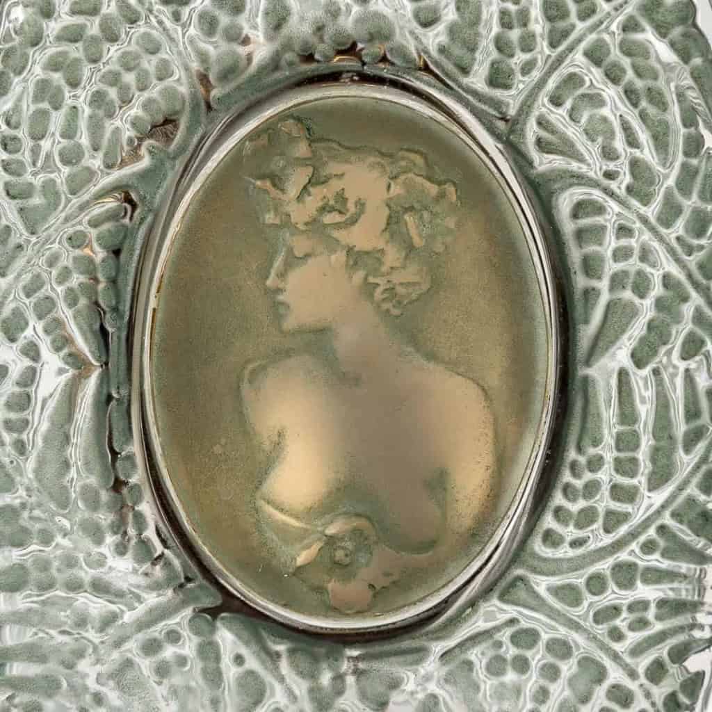 Flacon « Fougères » verre blanc patiné vert de René LALIQUE | Biron Flacon "Fougères" verre blanc patiné vert de René LALIQUE