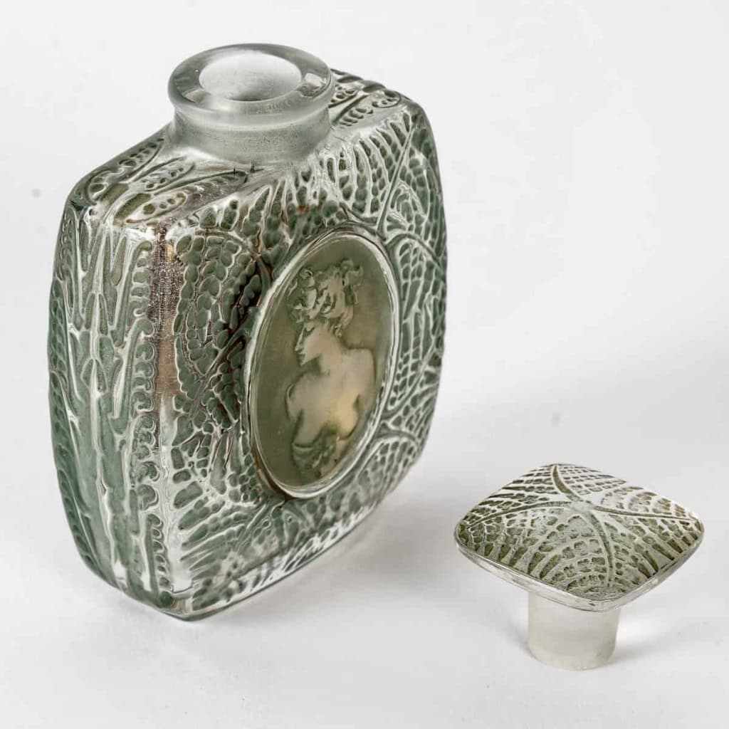 Flacon « Fougères » verre blanc patiné vert de René LALIQUE | Biron Flacon "Fougères" verre blanc patiné vert de René LALIQUE