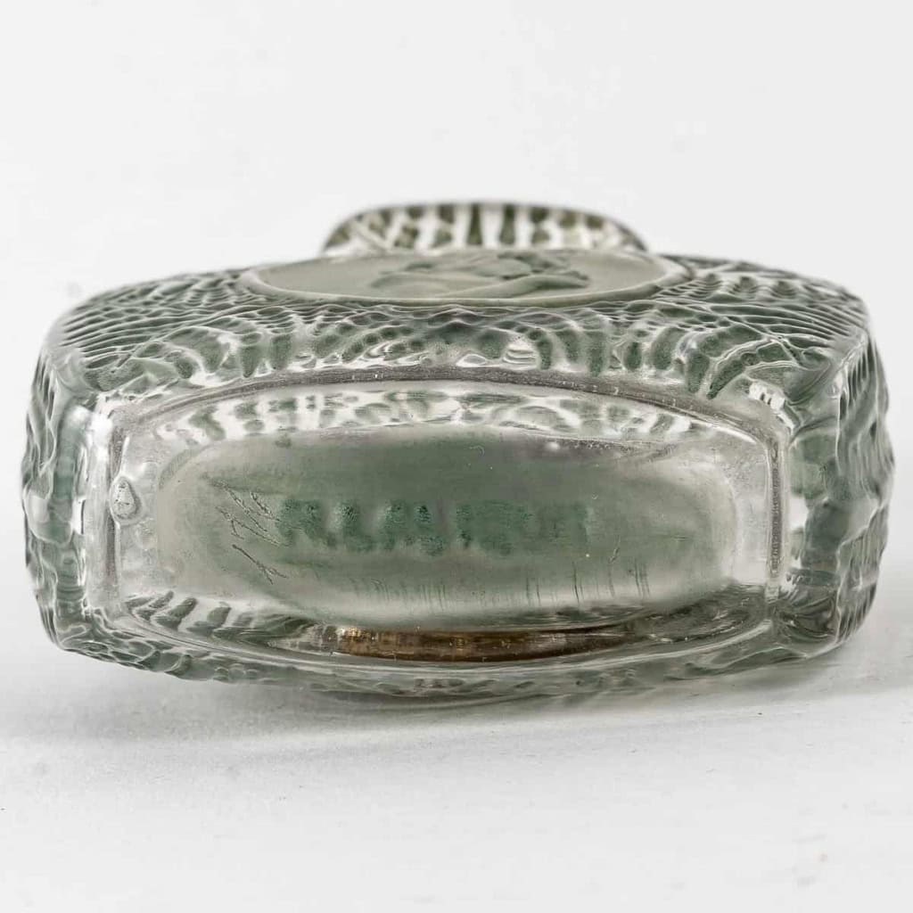 Flacon « Fougères » verre blanc patiné vert de René LALIQUE | Biron Flacon "Fougères" verre blanc patiné vert de René LALIQUE