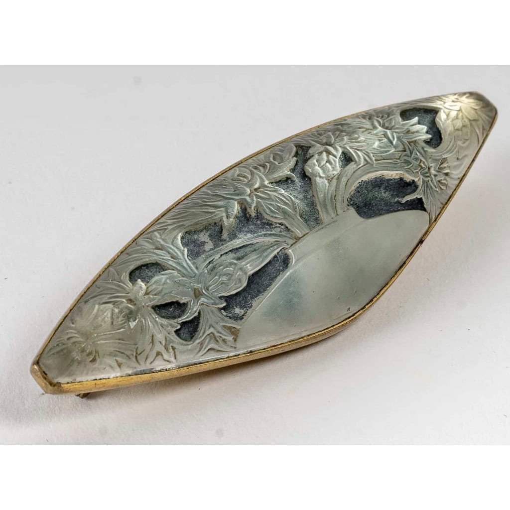 Broche « Vase de Bluets » verre blanc patiné bleu sur clinquant argent de René LALIQUE | Biron Broche "Vase de Bluets" verre blanc patiné bleu sur clinquant argent de René LALIQUE