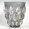 Vase « Rampillon » verre blanc patiné bleu de René LALIQUE | Biron Vase "Rampillon" verre blanc patiné bleu de René LALIQUE