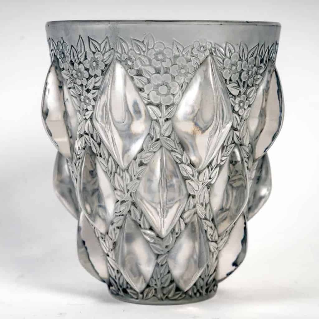 Vase « Rampillon » verre blanc patiné bleu de René LALIQUE | Biron Vase "Rampillon" verre blanc patiné bleu de René LALIQUE