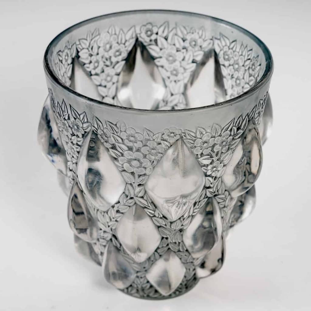 Vase « Rampillon » verre blanc patiné bleu de René LALIQUE | Biron Vase "Rampillon" verre blanc patiné bleu de René LALIQUE