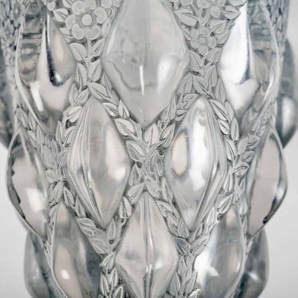 Vase « Rampillon » verre blanc patiné bleu de René LALIQUE | Biron Vase "Rampillon" verre blanc patiné bleu de René LALIQUE