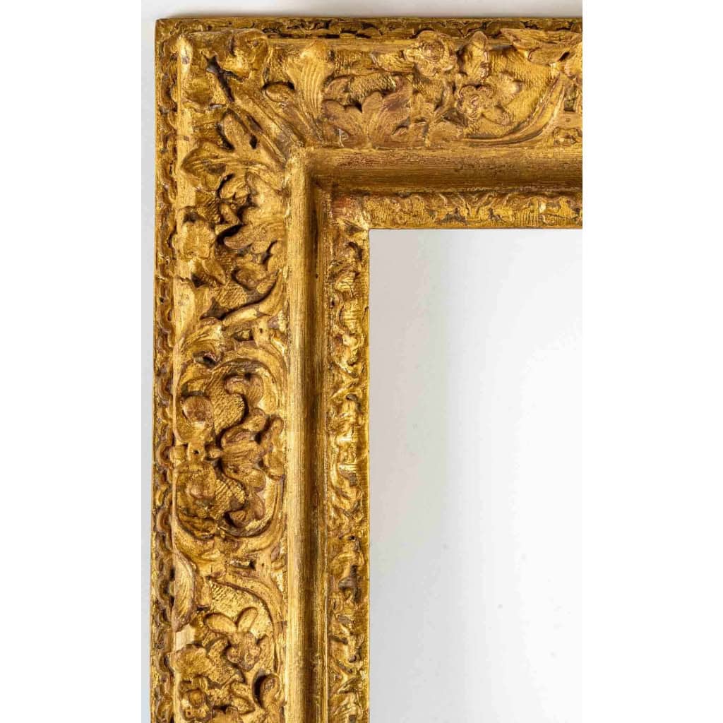 Cadre en bois sculpté doré d’époque Louis XIV | Biron Cadre en bois sculpté doré d'époque Louis XIV