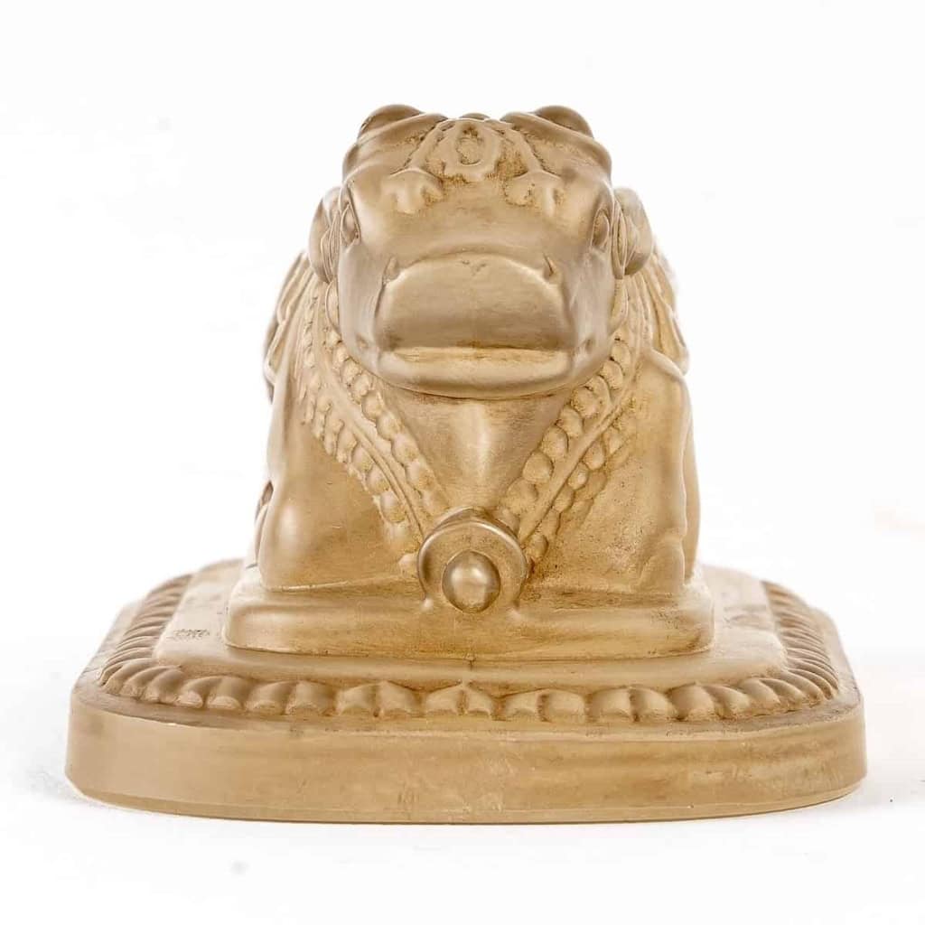 Presse-Papiers « Taureau Sacré » verre blanc patiné sépia de René LALIQUE pour La Royal Dutch | Biron Presse-Papiers "Taureau Sacré" verre blanc patiné sépia de René LALIQUE pour La Royal Dutch