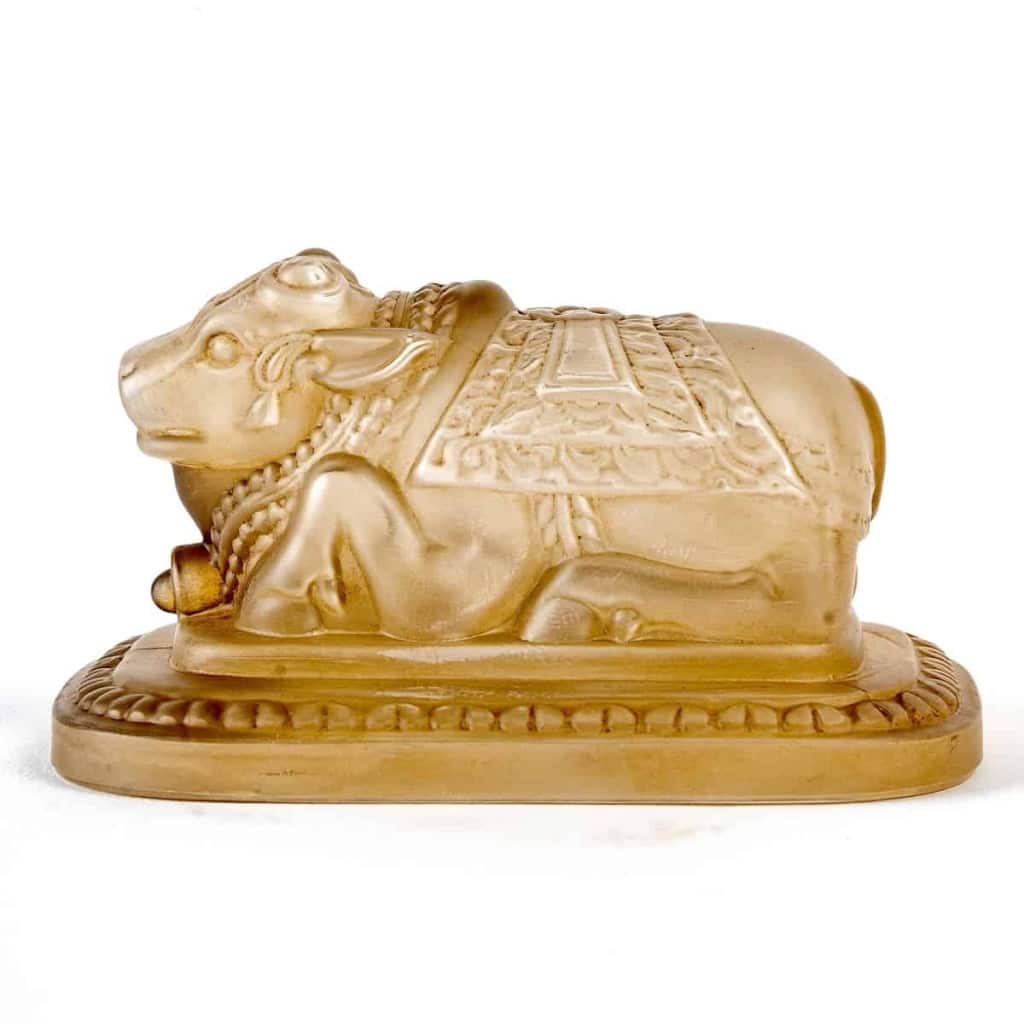 Presse-Papiers « Taureau Sacré » verre blanc patiné sépia de René LALIQUE pour La Royal Dutch | Biron Presse-Papiers "Taureau Sacré" verre blanc patiné sépia de René LALIQUE pour La Royal Dutch