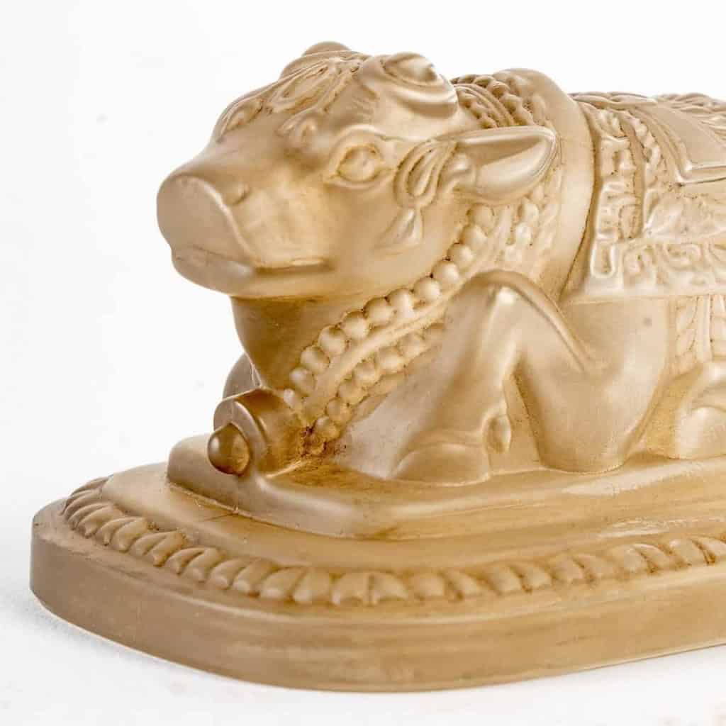 Presse-Papiers « Taureau Sacré » verre blanc patiné sépia de René LALIQUE pour La Royal Dutch | Biron Presse-Papiers "Taureau Sacré" verre blanc patiné sépia de René LALIQUE pour La Royal Dutch