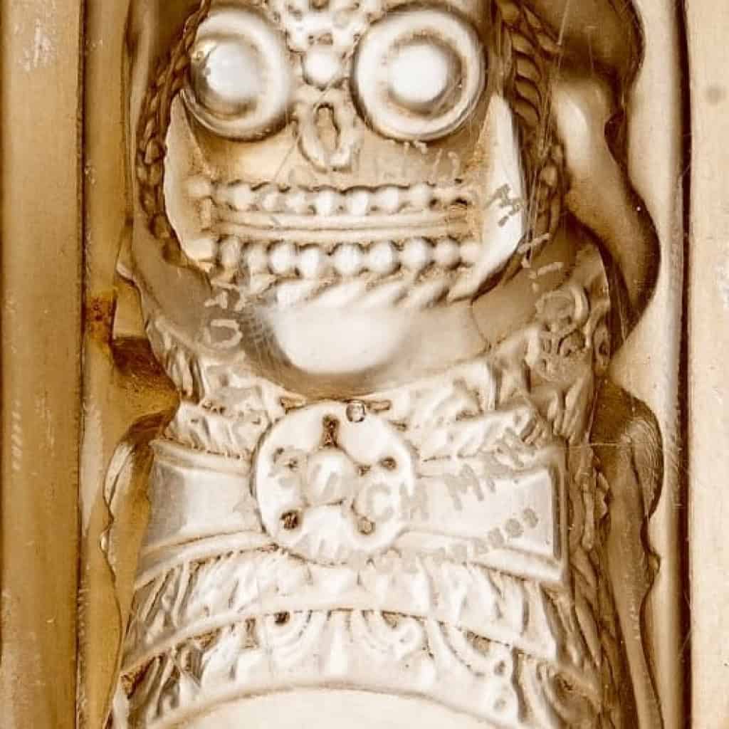 Presse-Papiers « Taureau Sacré » verre blanc patiné sépia de René LALIQUE pour La Royal Dutch | Biron Presse-Papiers "Taureau Sacré" verre blanc patiné sépia de René LALIQUE pour La Royal Dutch