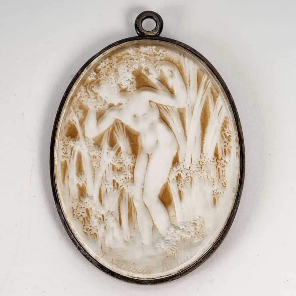 Miroir Pendentif « Narcisse Debout » verre blanc patiné sépia sur clinquant argent de René LALIQUE | Biron |||||