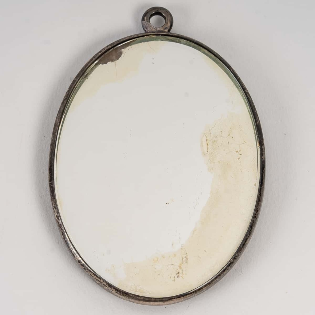 Miroir Pendentif « Narcisse Debout » verre blanc patiné sépia sur clinquant argent de René LALIQUE | Biron Miroir Pendentif "Narcisse Debout" verre blanc patiné sépia sur clinquant argent de René LALIQUE