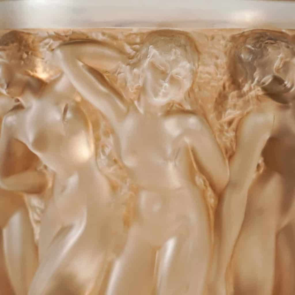 Vase « Bacchantes » verre blanc patiné sépia de René LALIQUE | Biron Vase "Bacchantes" verre blanc patiné sépia de René LALIQUE
