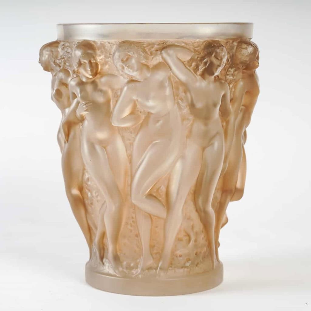 Vase « Bacchantes » verre blanc patiné sépia de René LALIQUE | Biron Vase "Bacchantes" verre blanc patiné sépia de René LALIQUE