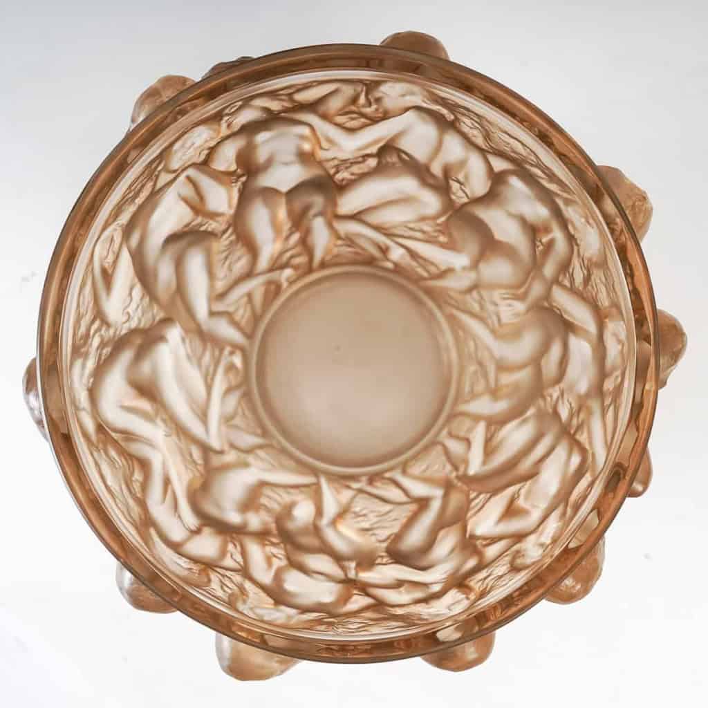 Vase « Bacchantes » verre blanc patiné sépia de René LALIQUE | Biron Vase "Bacchantes" verre blanc patiné sépia de René LALIQUE