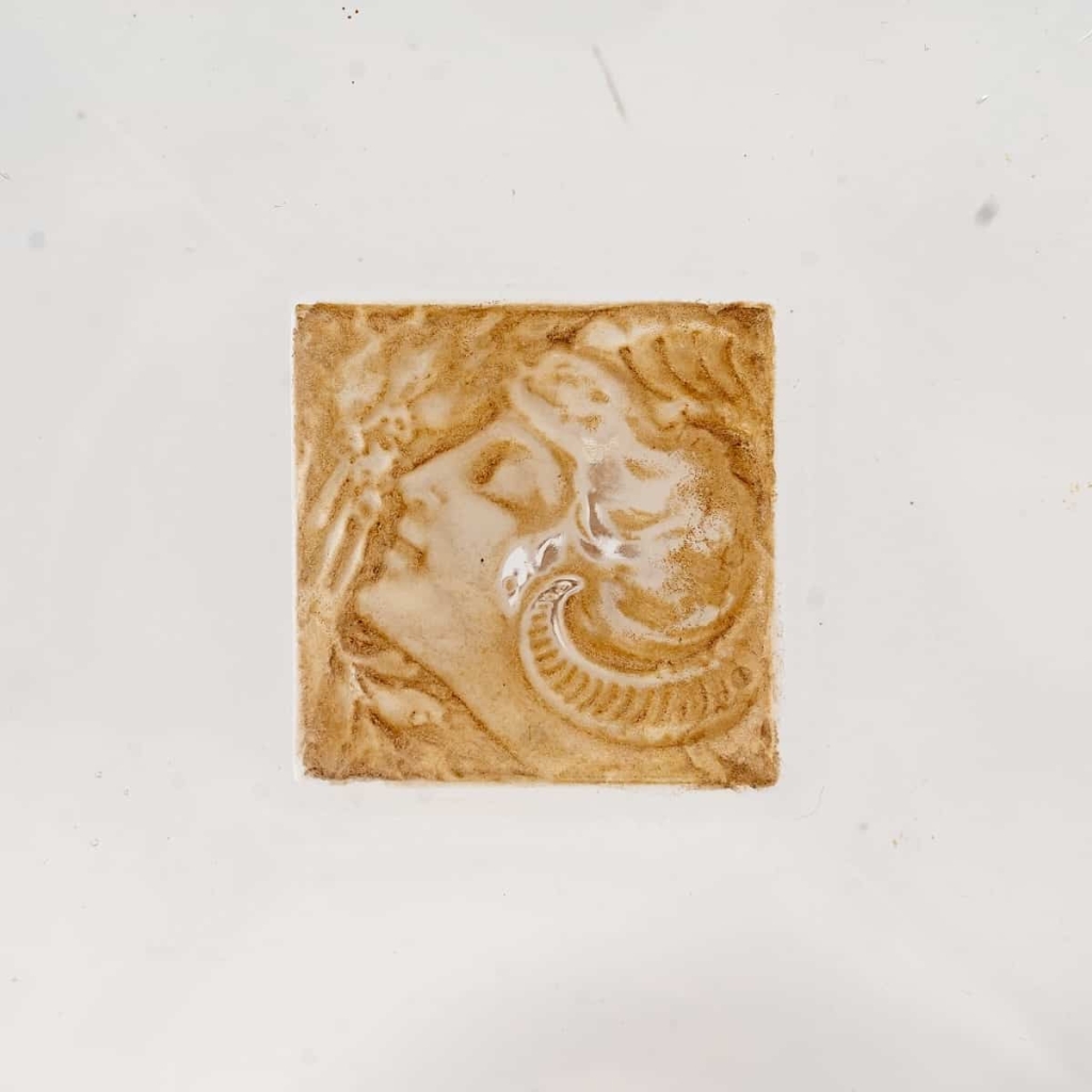 Flacon « L’Origan » verre blanc patiné sépia de René LALIQUE pour D’Héraud | Biron Flacon "L'Origan" verre blanc patiné sépia de René LALIQUE pour D'Héraud