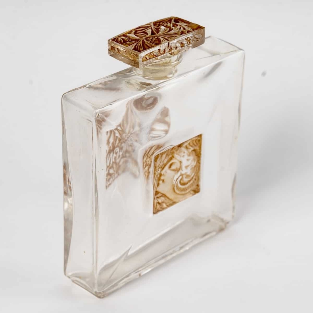 Flacon « L’Origan » verre blanc patiné sépia de René LALIQUE pour D’Héraud | Biron Flacon "L'Origan" verre blanc patiné sépia de René LALIQUE pour D'Héraud