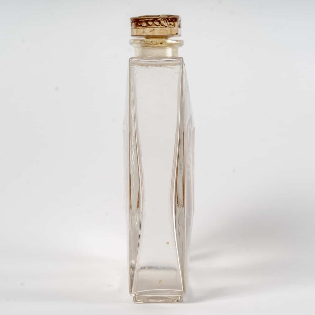 Flacon « L’Origan » verre blanc patiné sépia de René LALIQUE pour D’Héraud | Biron Flacon "L'Origan" verre blanc patiné sépia de René LALIQUE pour D'Héraud