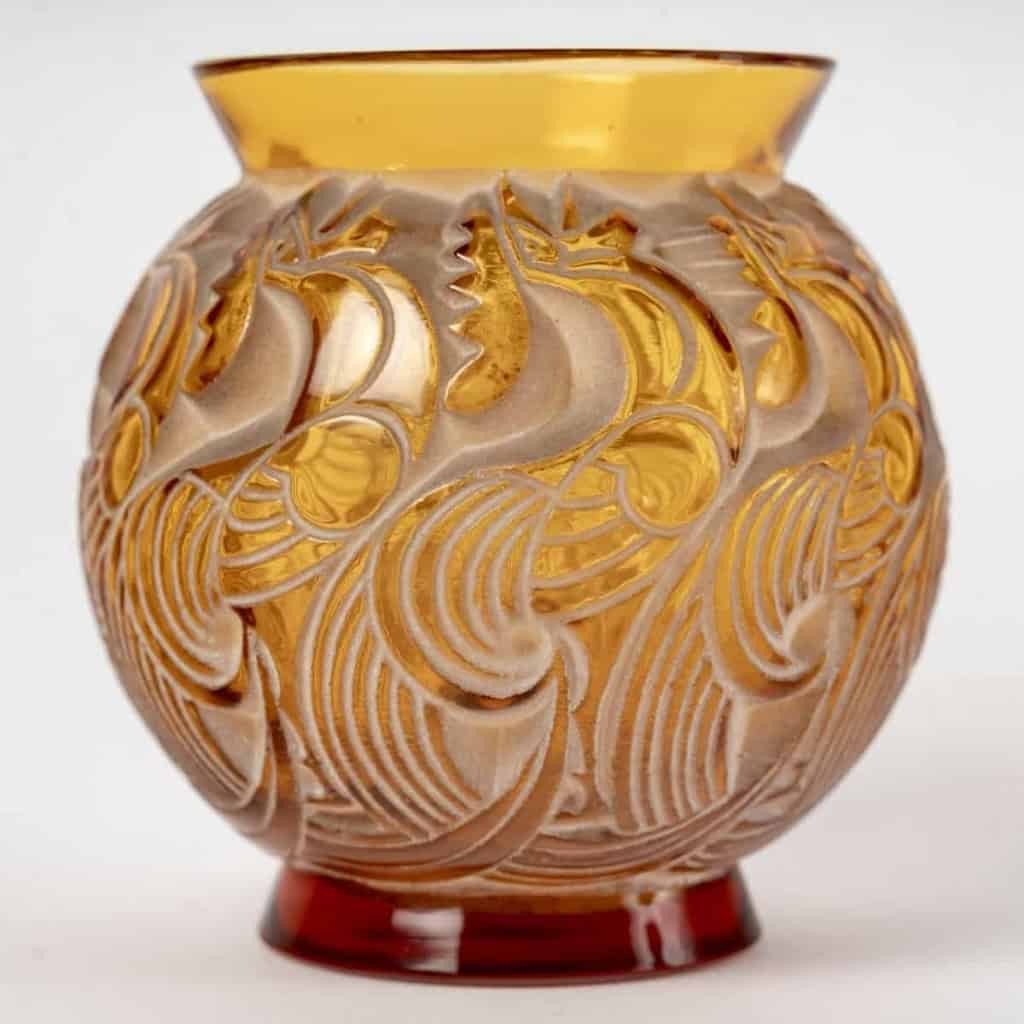 Vase « Le Mans » verre jaune ambré patiné beige de René LALIQUE | Biron Vase "Le Mans" verre jaune ambré patiné beige de René LALIQUE