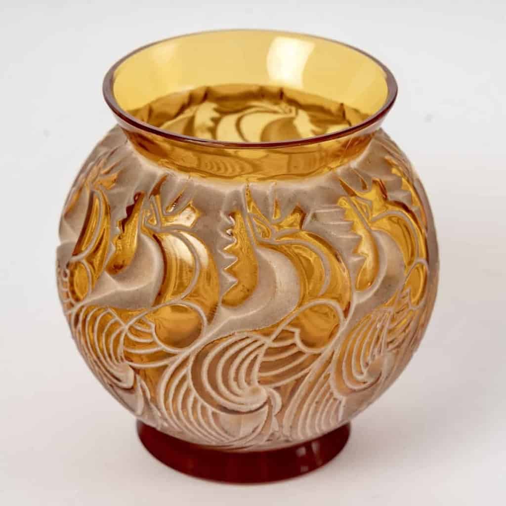 Vase « Le Mans » verre jaune ambré patiné beige de René LALIQUE | Biron Vase "Le Mans" verre jaune ambré patiné beige de René LALIQUE